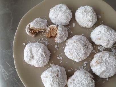 nistisima kourambiedes - sugar covered cookies